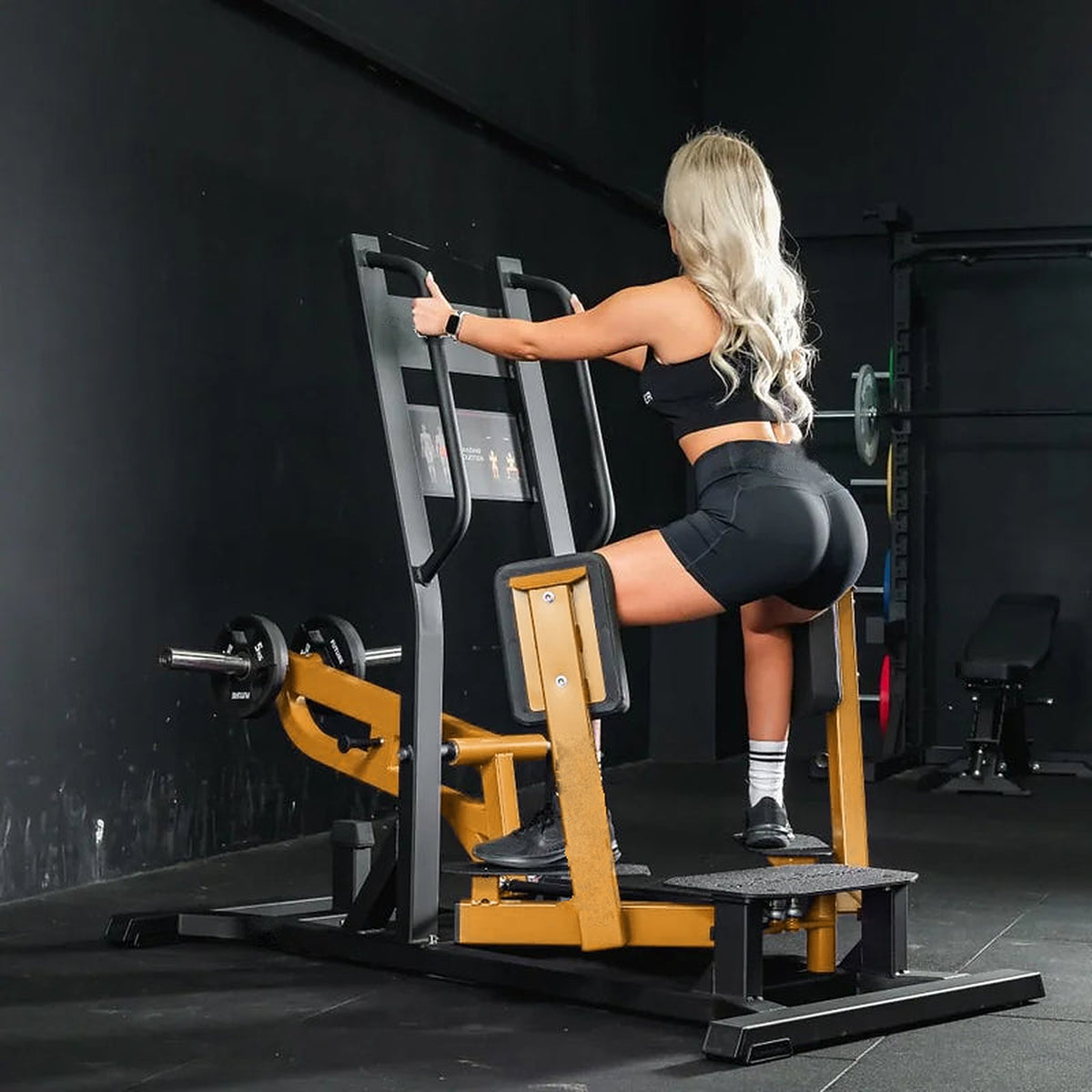 Machine abduction debout UltraFitness jaune en salle de sport, vue de côté